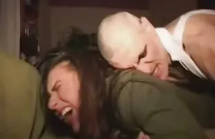 XXX Lần lượt xé một em bé trong đít