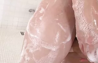 XXX Một người phụ nữ trên giường