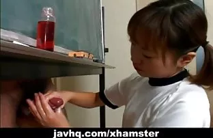 XXX Người phụ nữ trẻ đã chơi trống và cô ấy đã cam