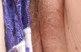 XXX Cô gái tóc vàng cũng ngồi xuống tinh ranh