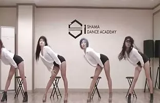 XXX Chó cái trong máy tình dục và cô ấy được viết từ niềm vui