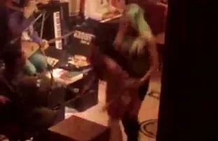 XXX Xấu hổ gã bán bạn gái của mình.