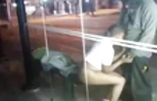 XXX Madame nhét một cái dương vật trong hậu môn của một tên giả gái